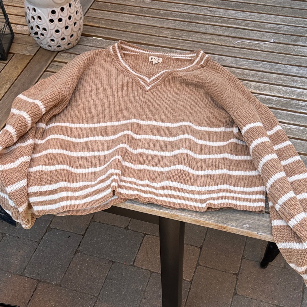 POL Women's V-Neck Sweater in Tan and White